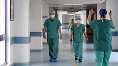 ΓΕΝΙΚΟ ΝΟΣΟΚΟΜΕΙΟ ΛΕΥΚΩΣΙΑΣ ΜΑΧΗ ΓΙΑΤΡΩΝ ΝΟΣΗΛΕΥΤΩΝ ΜΕ ΤΟΝ ΚΟΡΩΝΟΪΟ