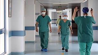ΓΕΝΙΚΟ ΝΟΣΟΚΟΜΕΙΟ ΛΕΥΚΩΣΙΑΣ ΜΑΧΗ ΓΙΑΤΡΩΝ ΝΟΣΗΛΕΥΤΩΝ ΜΕ ΤΟΝ ΚΟΡΩΝΟΪΟ