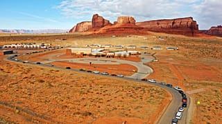 Indios navajos se alinean en sus vehículos para acceder al Centro de Salud Oljato cerca de Monument Valley, Arizona, Utah, el 17 de abril de 2020.
