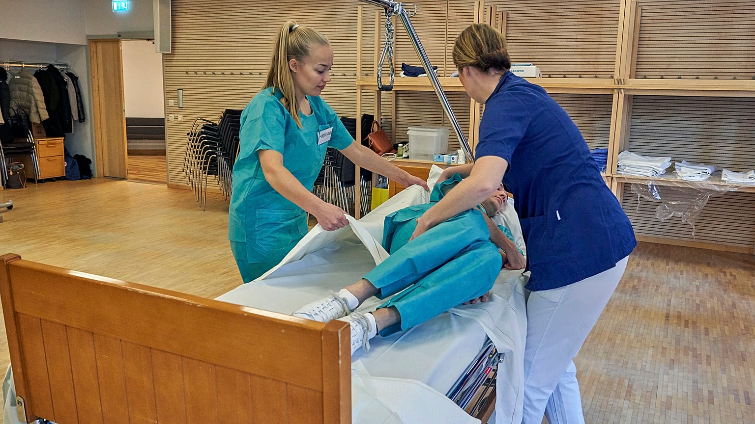 İskandinav Havayolları uçuş görevlileri, koronavirüs salgınıyla mücadele için bakım evlerine ve hastanelere yardıma gönderildi. Görevliler, Stockholm'de temel eğitim aldı