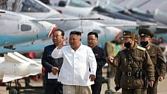 Kim Dzsongun szemlét tart. A közzétevő észak-koreai KCNA szerint a fénykép április 12-én készült.