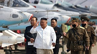 Kim Dzsongun szemlét tart. A közzétevő észak-koreai KCNA szerint a fénykép április 12-én készült.
