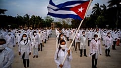 Ceremonia de despedida de los sanitarios cubanos en La Habana