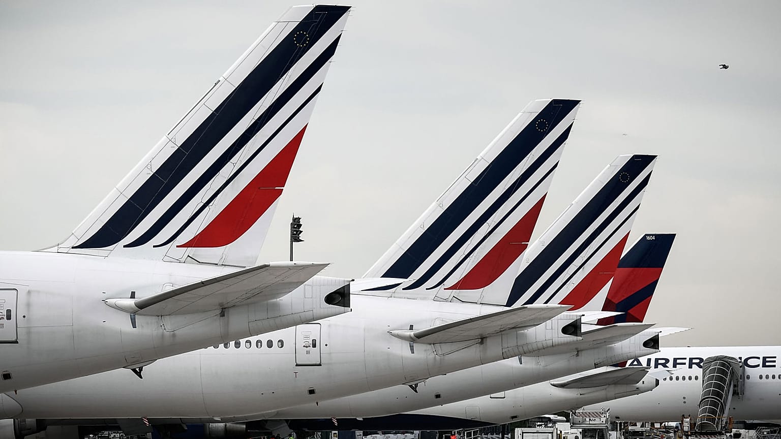 Des avions de la compagnie aérienne française Air France parqués sur le tarmac de l'aéroport de Roissy CDG, dans le nord de Paris, le 11 avril 2020.