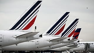 Des avions de la compagnie aérienne française Air France parqués sur le tarmac de l'aéroport de Roissy CDG, dans le nord de Paris, le 11 avril 2020.