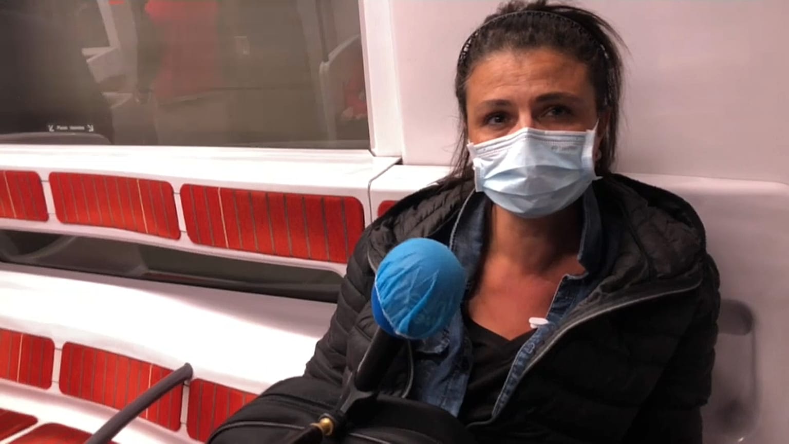 Une femme dans le métro qui se rend sur son lieu de travail