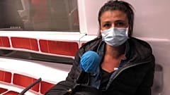 Une femme dans le métro qui se rend sur son lieu de travail