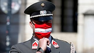 جندي نمساوي يرتدي قناعا واقيا بألوان العلم الوطني النمساوي
