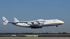 L'Antonov AN-225 se posant sur les pistes de l'Aéroport de Leipzig/Halle, le 27 avril 2020.