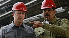 Venezuella Devlet Başkanı Maduro yeni Petrol Bakanı Tareck El Aissami (solda) ile birlikte