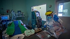 A koronavírussal fertőzött betegek fogadására kialakított intenzív osztály a Szent László Kórházban