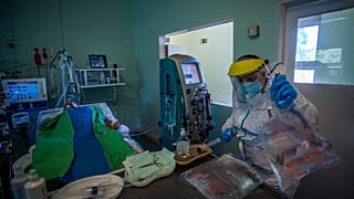 A koronavírussal fertőzött betegek fogadására kialakított intenzív osztály a Szent László Kórházban