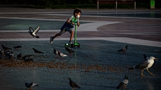 Las muertes y contagios diarios por COVID-19 en España siguen una tendencia estable a la baja