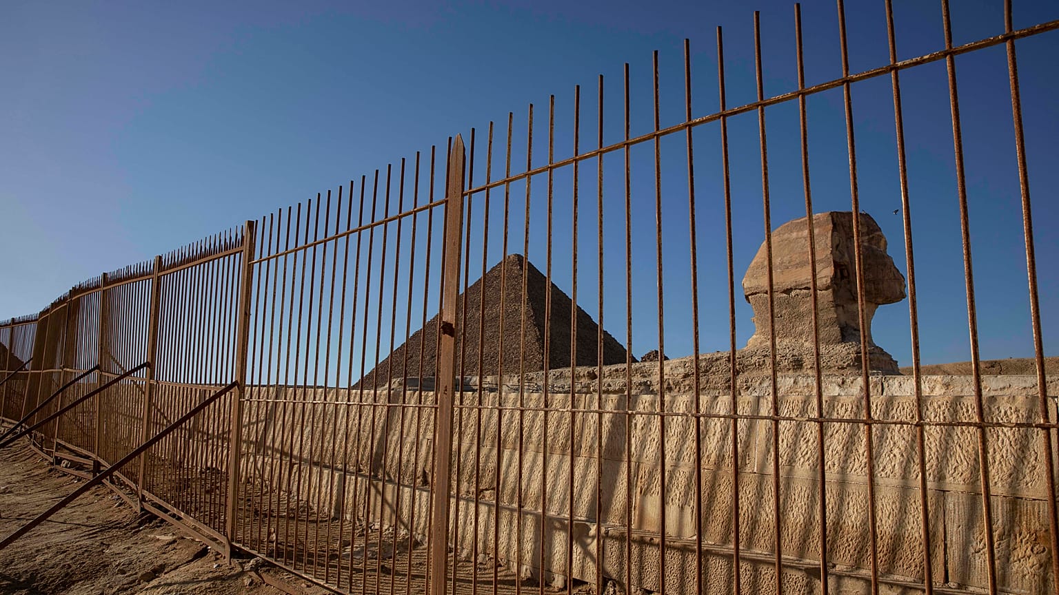 غلق مواقع أثرية أمام السياح في الجيزة بسبب جائحة كوفيد-19 - 22/3/16