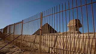 غلق مواقع أثرية أمام السياح في الجيزة بسبب جائحة كوفيد-19 - 22/3/16