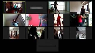 Profesora y alumnos siguen la clase a través de las pantallas
