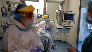 Mortes e novos casos de Covid-19 diminuem em Espanha