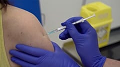 تجربة اللقاح في مرحلته الأولى في جامعة أكسفورد البريطانية 23 أبريل 2020