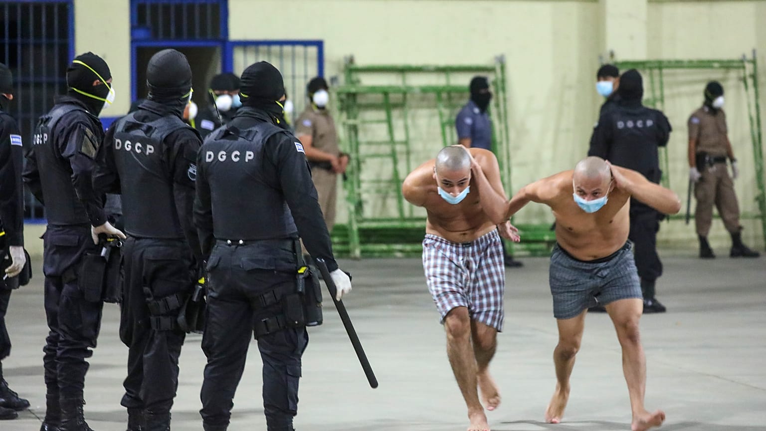 Policías y reclusos con mascarillas en la prisión de Izalco 