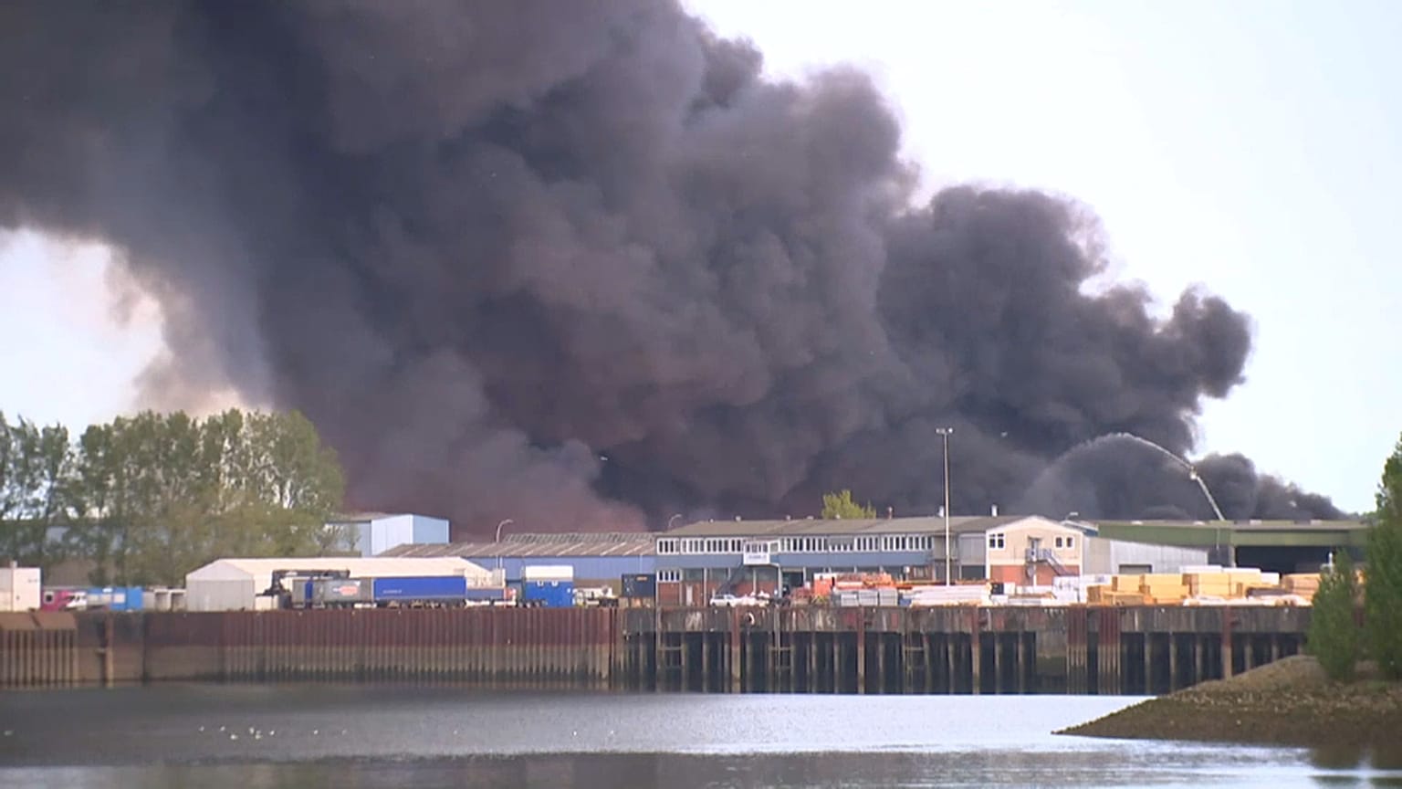 Großbrand in Bremen: Schwarze Rauchschwaden über der Stadt