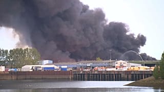 Großbrand in Bremen: Schwarze Rauchschwaden über der Stadt