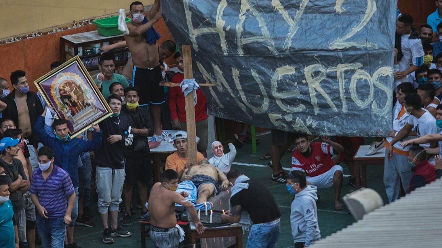 Peru'nun Lima kentindeki bir hapishanede isyan çıkaran mahkumlar Covid-19'dan hayatını kaybetmiş bir arkadaşlarının etrafında toplandı