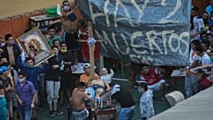 Peru'nun Lima kentindeki bir hapishanede isyan çıkaran mahkumlar Covid-19'dan hayatını kaybetmiş bir arkadaşlarının etrafında toplandı