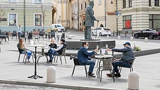 Covid-19 önlemleri kalktı, Vilnius meydanları 'açık hava kafelerine' dönüştü