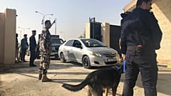 عدد من أفراد الأمن الأردني يحرسون عند المعبر الحدودي جابر مع سوريا. 15/10/2018