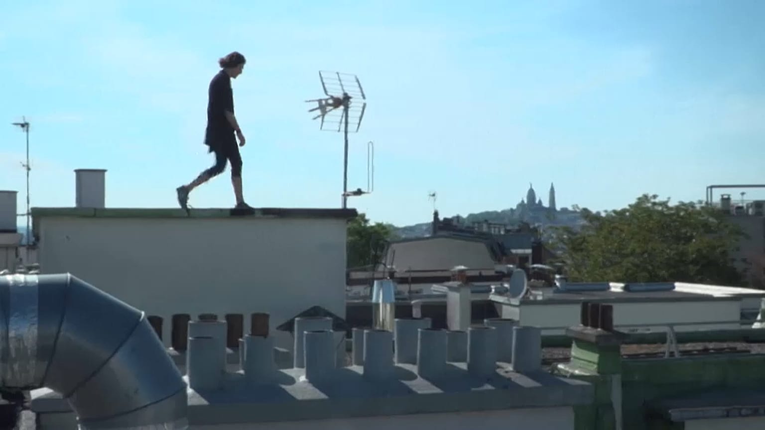 No Comment: parkouros a kihalt Párizs háztetőin