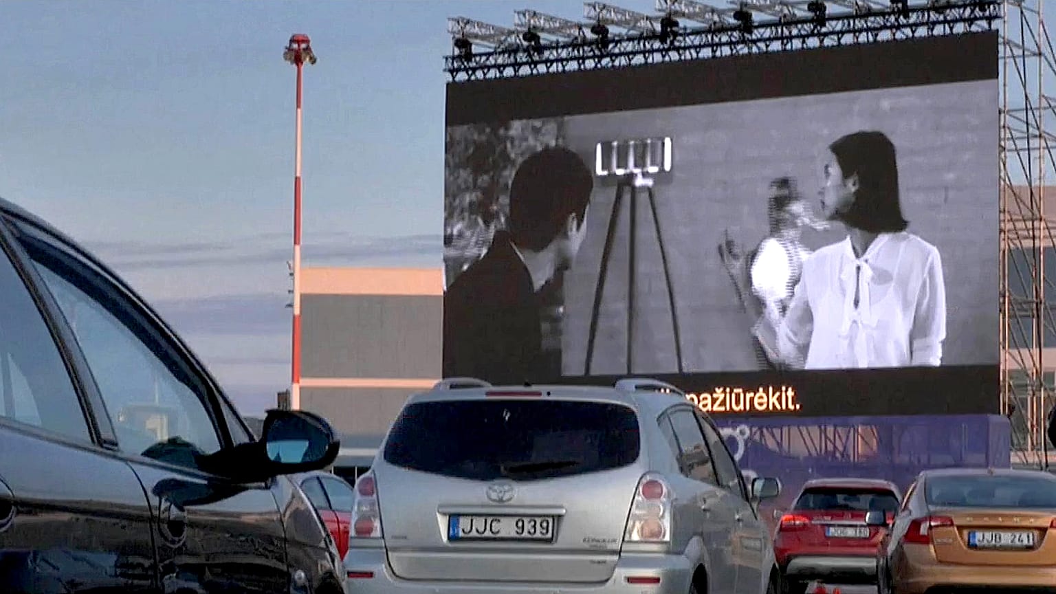 Vilnius, drive-in all'aeroporto. "Al cinema nonostante il blocco"