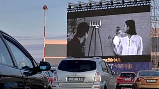 Vilnius, drive-in all'aeroporto. "Al cinema nonostante il blocco"