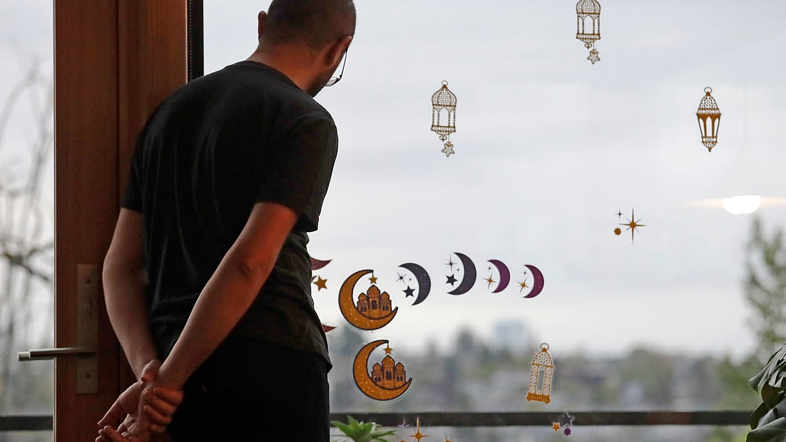 في انتظار الغروب للإفطار في ظل الحجر الصحي، في سياتل/الولايات المتحدة - 2020/04/29 