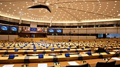 Ευρωβουλευτές άφησαν τα έδρανα και έβαλαν τις ιατρικές μπλούζες