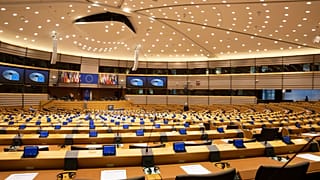 Ευρωβουλευτές άφησαν τα έδρανα και έβαλαν τις ιατρικές μπλούζες