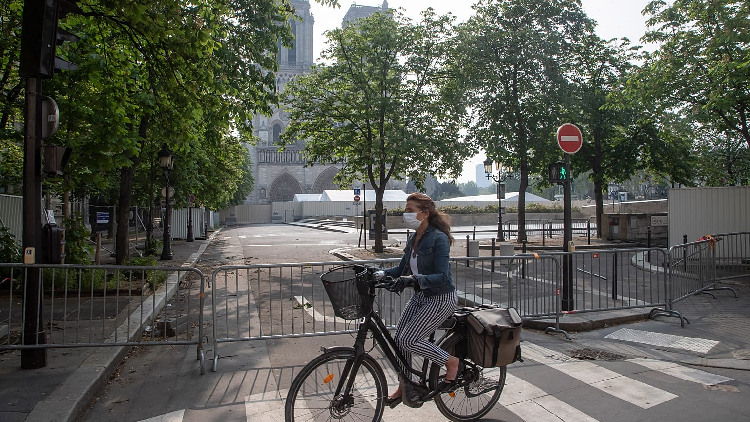 Una mujer en bicicleta por las calles de París