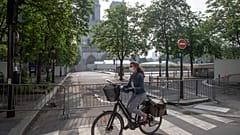 Una mujer en bicicleta por las calles de París
