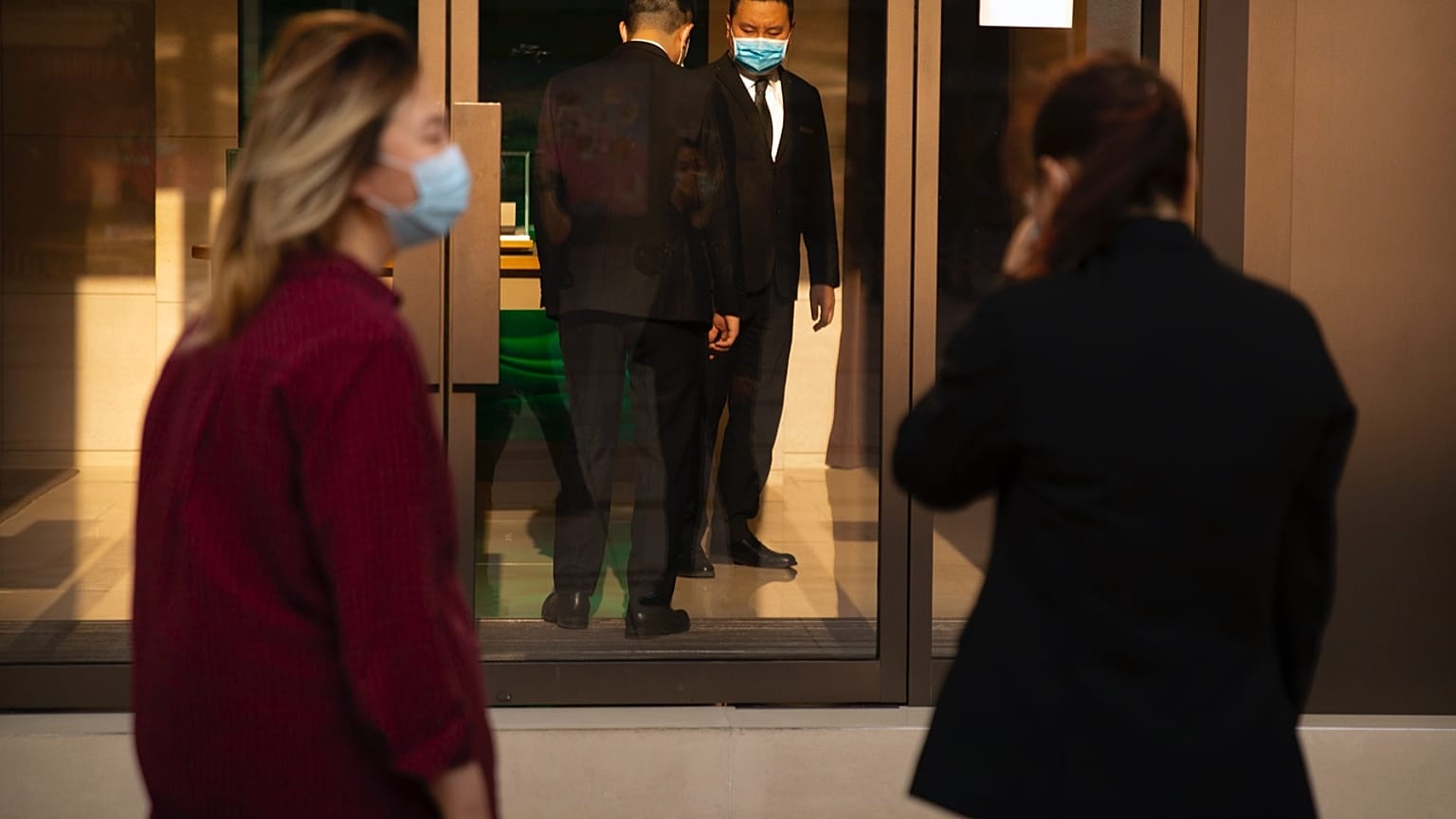 Koronavirüsün ilk görüldüğü yer Çin'in Wuhan şehrinde insanlar sokakta koruyucu maske takarak hayatlarına devam ediyor