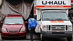 L'un des camions remplis de corps devant l'entreprise de pompes funèbres impliquée, à New York le 30 avril 2020