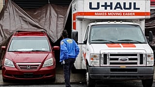 L'un des camions remplis de corps devant l'entreprise de pompes funèbres impliquée, à New York le 30 avril 2020
