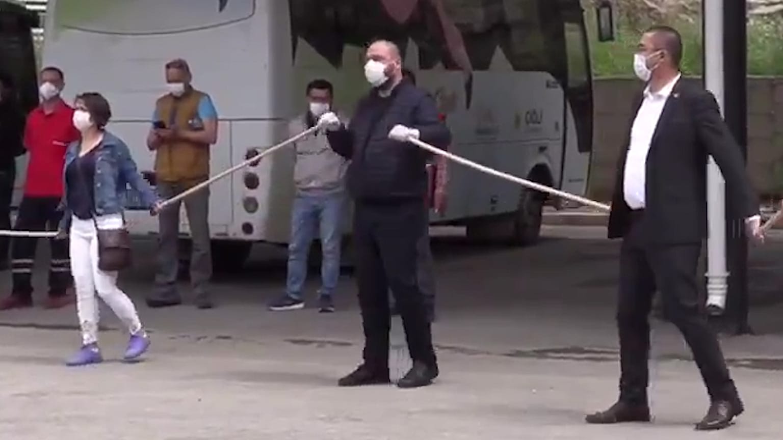 1 Mayıs'a özel sosyal mesafeli halay