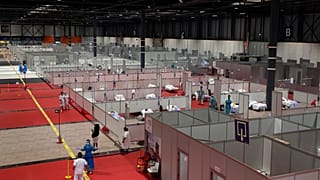 Взрослых испанцев выпускают на улицу 