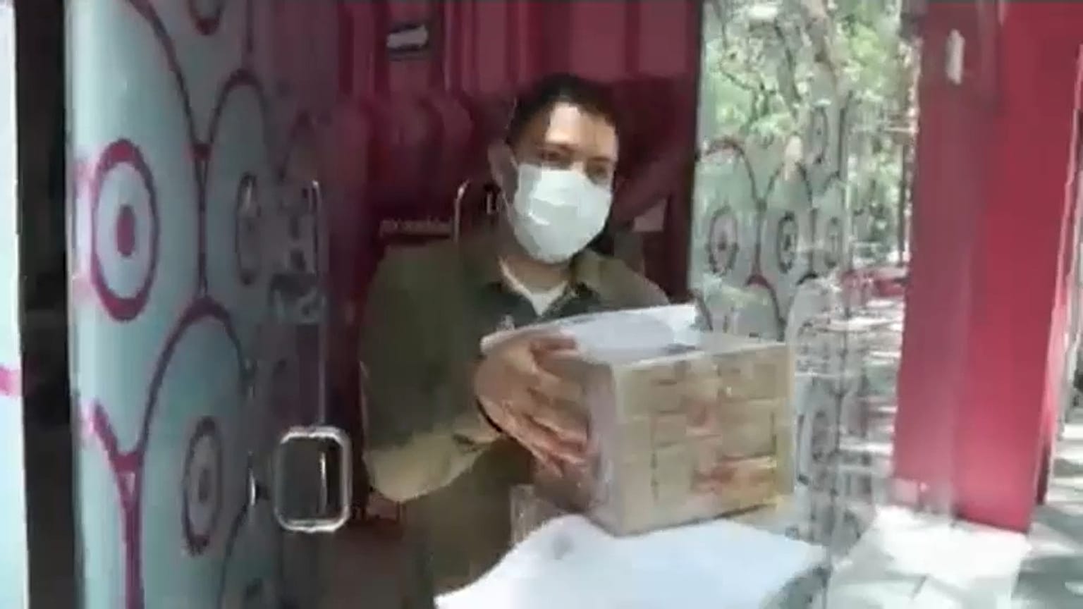 Mitarbeiter eines Sex-Shops in Mexiko bringt Pakete aus dem Laden. 