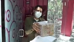 Mitarbeiter eines Sex-Shops in Mexiko bringt Pakete aus dem Laden. 