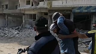 متظاهر يحمل جريحا سقط برصاص جبهة النصرة في معرة النعمان يوم الجمعة 01.05.2020 