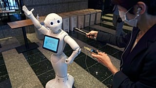 Japonya'da robotlar, Covid-19 hastalarına otellerde hizmet veriyor