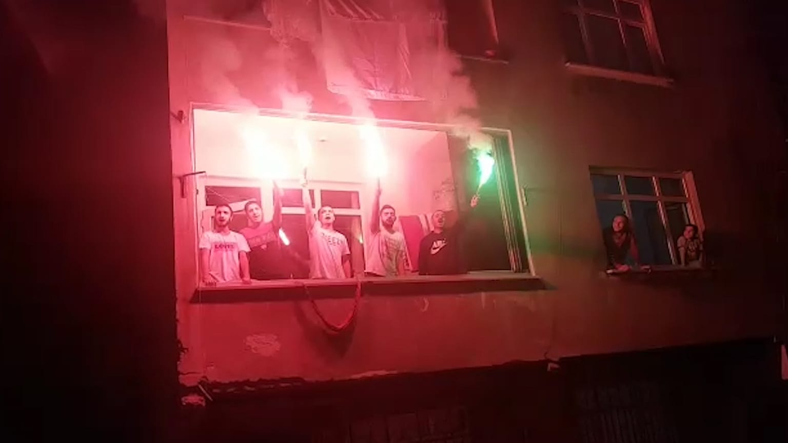 Türkiye, 1 Mayıs Emek ve Dayanışma Günü'nü balkonlarda kutladı