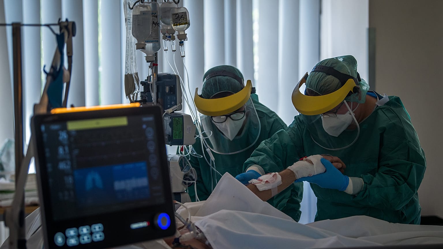Védőfelszerelést viselő gyógytornászok a Szent László Kórházban