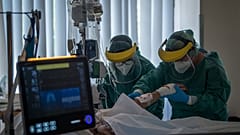 Védőfelszerelést viselő gyógytornászok a Szent László Kórházban