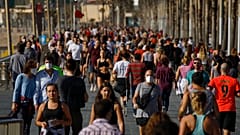 بعد 48 يوما من العزل.. الإسبان يعودون إلى الشارع للتنزه وممارسة الرياضة